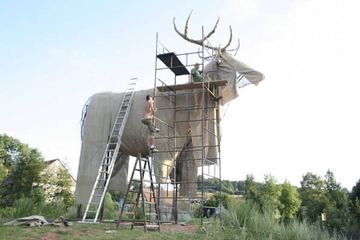 Jak smutny jest los jelenia – skandalik wokół rzeźby
