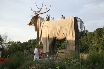 Jak smutny jest los jelenia – skandalik wokół rzeźby