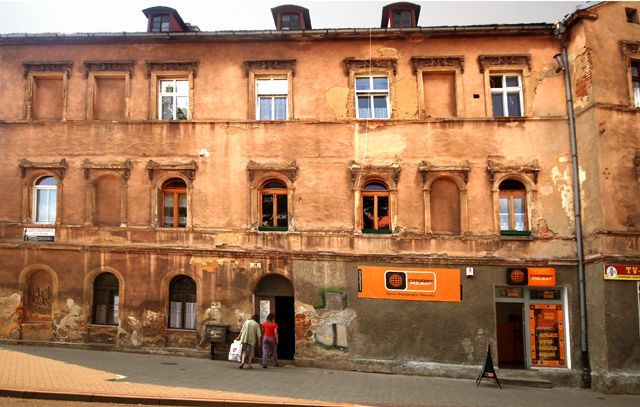 Wandale niszczą, ząb czasu nadgryza