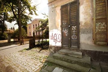 Wandale niszczą, ząb czasu nadgryza
