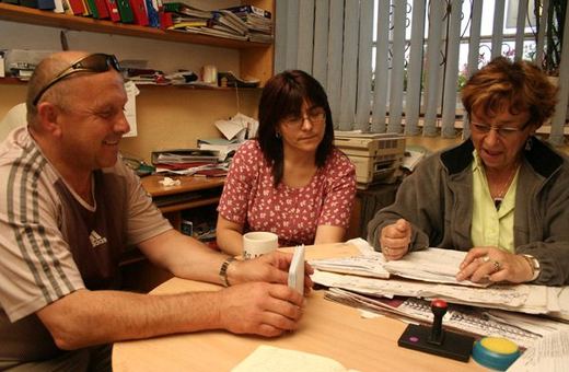 Jadwiga Sieniuć, Alicja Sławińska i Mirosław Laskowski pracują nad przygotowaniem festiwalu.