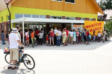 Granda przed Biedronką – klienci zrobieni w balona