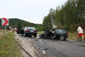 Czołówka po dużej wódce – dwie osoby trafiły do szpitala