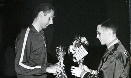 J. Wichowski i kapitan drużyny amerykańskiej wymieniają proporczyki i kwiaty przed meczem Polska – USA w Łodz (1964 r.), kiedy to nasi koszykarze jedyny raz wywgrali z USA 82:73.