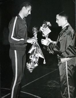 J. Wichowski i kapitan drużyny amerykańskiej wymieniają proporczyki i kwiaty przed meczem Polska – USA w Łodz (1964 r.), kiedy to nasi koszykarze jedyny raz wywgrali z USA 82:73.