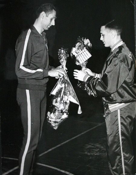 J. Wichowski i kapitan drużyny amerykańskiej wymieniają proporczyki i kwiaty przed meczem Polska – USA w Łodz (1964 r.), kiedy to nasi koszykarze jedyny raz wywgrali z USA 82:73.