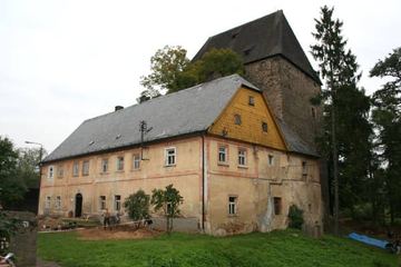 Odsłaniają mury wieży