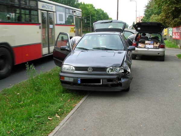 Wjechała pod volkswagena, trafiła do szpitala