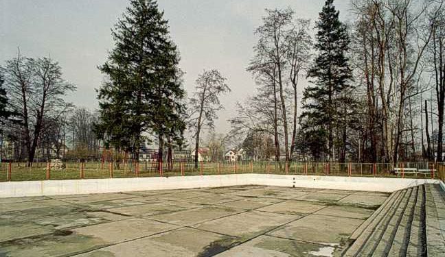 Zdjęcie z jesieni 1999 roku. Dziś basen jest kompletnie zrujnowany.