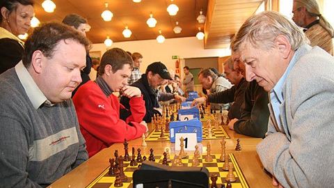 Liczny udział zawodników w turnieju szachowym Września Jeleniogórskiego