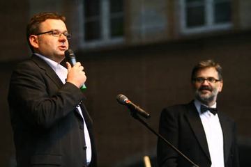 Kabaretowa beczka śmiechu na placu Ratuszowym