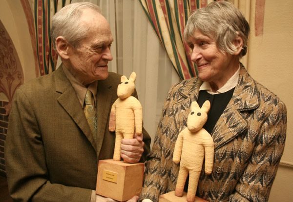 Stanisław Lenartowicz i Hanna Bareja z trufeum festiwalu, Misiami