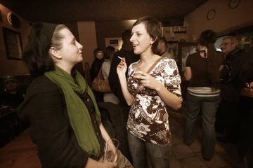 Grające zdjęcia w mroku piwiarni