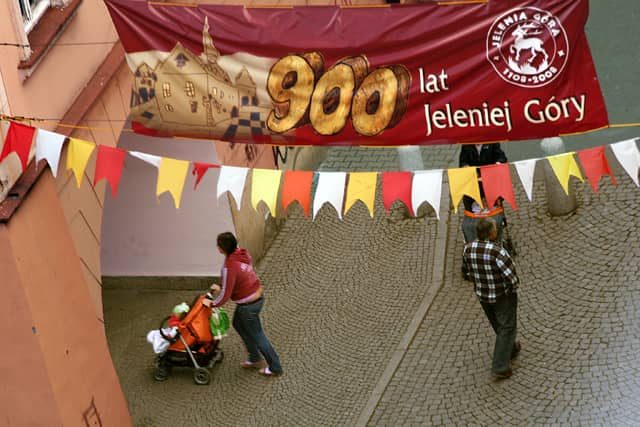 Baner z okazji 900–lecia pojawił się przed placem Ratuszowym dopiero we wrześniu, choć oficjalna inauguracja obchodów urodzin miasta odbyła się w marcu (występ francuskiej grupy Ma