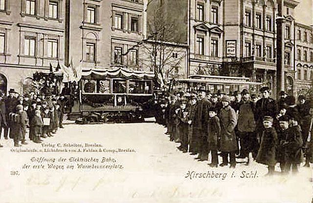 Warmbrunnerplatz (plac Cieplicki) w dniu otwarcia zelektryfikowanej linii tramwajowej.