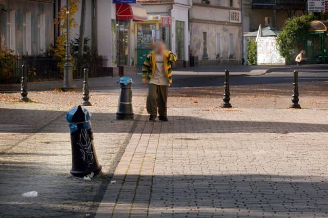 Niszczą latarnie na placu Piastowskim