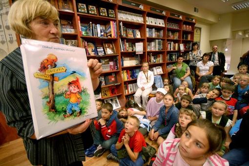Maria Nienartowicz ożywiła skrzaty na kartach swoich bajecznie kolorowych książek.
