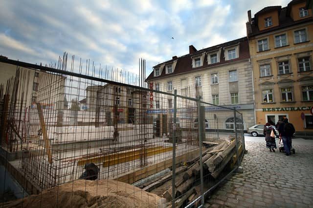 Niech się mury pną do góry