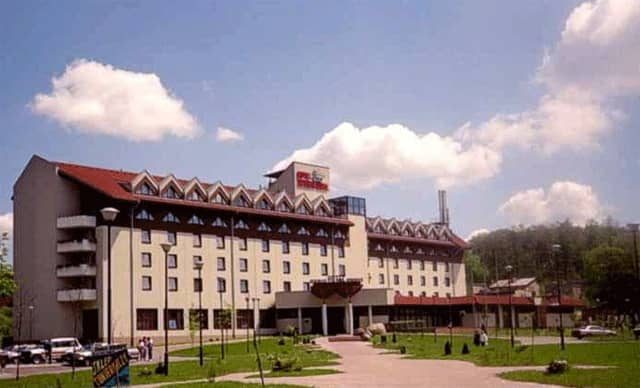 Hotel Jelenia Góra zbudowano w ciągu 11 miesięcy w 1989 roku. Z tamtego okresu pochodzi zdjęcie. Do dziś hotel nie był remontowany.