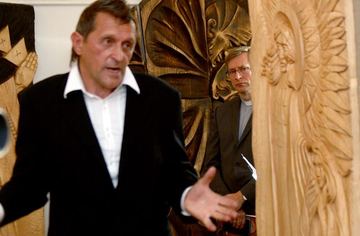 Sakralne rzeźby obok aktów w świątyni sztuki