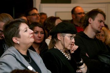 Sakralne rzeźby obok aktów w świątyni sztuki