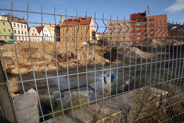 Rozkopane miejsce, w którym niebawem wyrośnie kamienica przy pl. Wyszyńskiego.