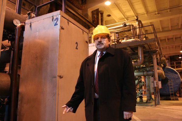 – Przez te wymienniki ciepło dociera do naszych odbiorców – pokazuje prezes Latuszek