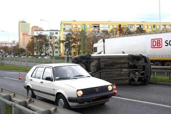 Po kraksie seat staranował pieszą