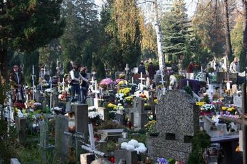 Refleksja nad przemijaniem pośród zniczy pamięci