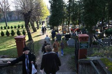 Refleksja nad przemijaniem pośród zniczy pamięci