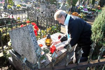 Refleksja nad przemijaniem pośród zniczy pamięci