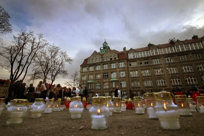 Płonąca flaga ku czci niepodległości
