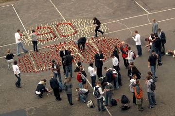 Płonąca flaga ku czci niepodległości