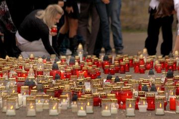 Płonąca flaga ku czci niepodległości