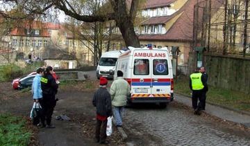 Na pasażu dla pieszych dostawczy bus potrącił kobietę