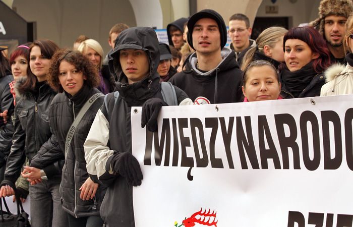 A mury runą, runą przed studentami!