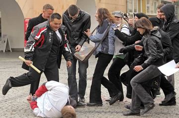 A mury runą, runą przed studentami!
