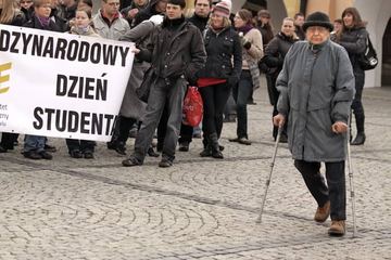 A mury runą, runą przed studentami!