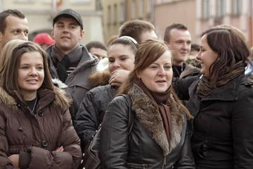 A mury runą, runą przed studentami!