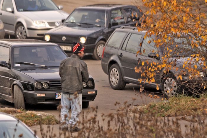 – W tej chwili plac zajmują amatorzy nalewek zajmujący się „ochroną” parkujących samochodów.