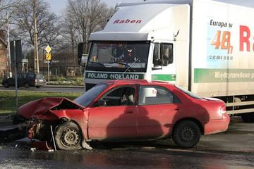Oślepiony słońcem spowodował wypadek