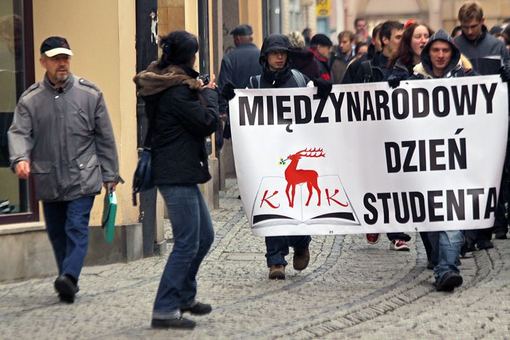 Słuchacze Kolegium Karkonoskiego podczas niedawnego marszu z okazji Międzynarodowego Dnia Studenta.