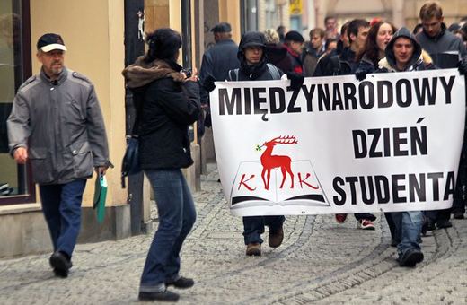Słuchacze Kolegium Karkonoskiego podczas niedawnego marszu z okazji Międzynarodowego Dnia Studenta.