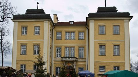 Mikołaje, kolędy i tłumy na przedświątecznym kiermaszu