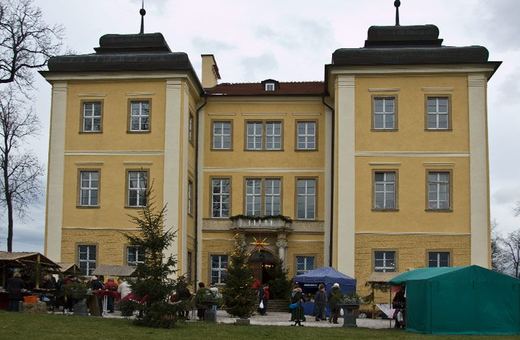 Mikołaje, kolędy i tłumy na przedświątecznym kiermaszu