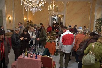 Mikołaje, kolędy i tłumy na przedświątecznym kiermaszu
