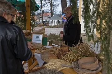 Mikołaje, kolędy i tłumy na przedświątecznym kiermaszu