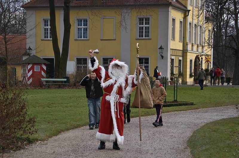Mikołaje, kolędy i tłumy na przedświątecznym kiermaszu