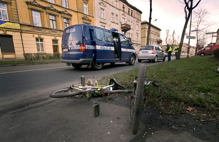Wpadają z rowerami pod samochód