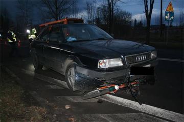 Wpadają z rowerami pod samochód